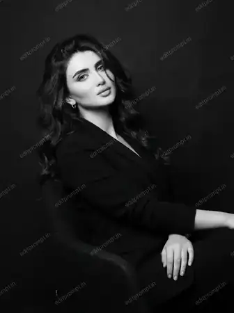 portrait ai photo prompt — Monochrome Poise Portrait AI Photo Prompt for Girls